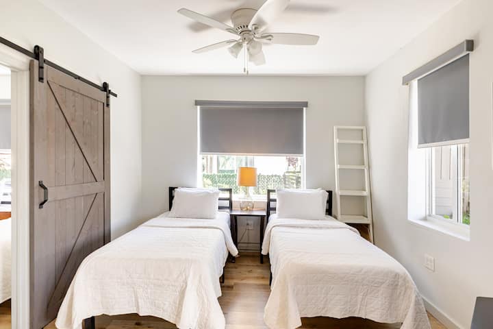 ห้องนอน 1: ประตูบานใหญ่ เตียงแฝด 2 เตียง ห้องน้ำเต็มรูปแบบติดกับห้องนอน