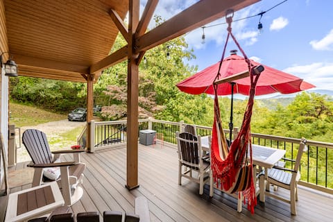 Dee's Cozy Haven~Mountain Views, HOT tub