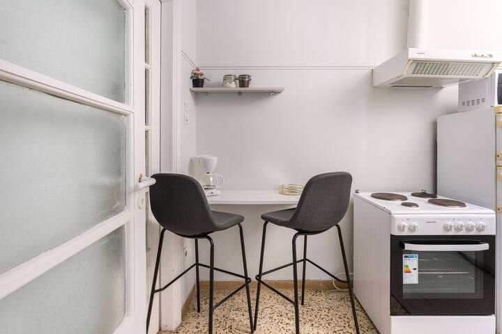 2BDR apt in Acropolis/next to OlympusZeusTemple gallery image 4