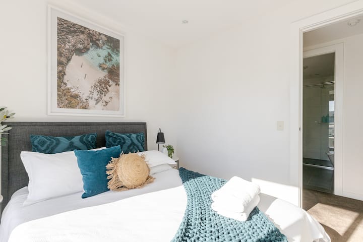 Chumba cha 2 cha kulala kilicho na kitanda cha kifahari cha Queen, mashuka yenye nyuzi nyingi. 
Lala ndani maadamu unapenda kwa msaada wa vipofu vyeusi na amani na utulivu mwingi. 
Bafu kuu liko tu kwenye ukumbi.