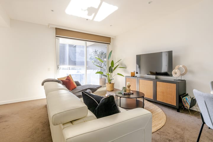 Baada ya siku ya kuchunguza, pumzika na Netflix ya bila malipo kwenye 65" Smart TV na burudani kwa ajili ya watoto (midoli, vitabu).