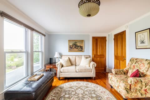 Mountain View Farmhouse Apt - no cleaning fee