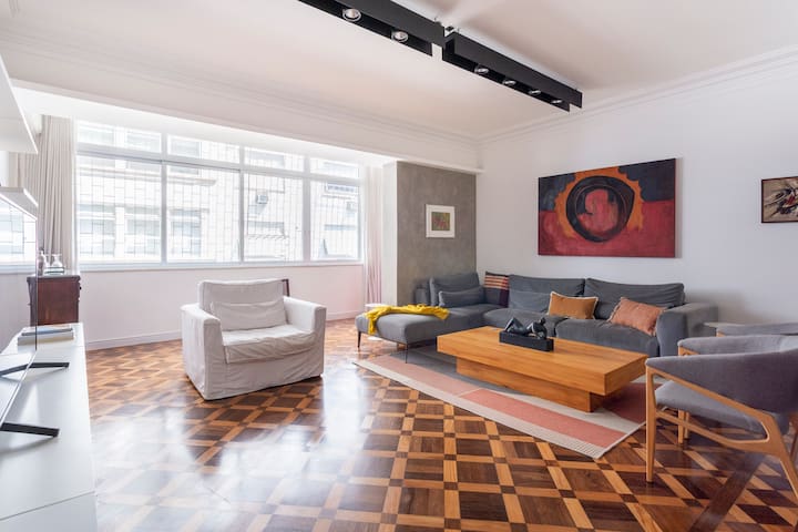 Colorful Art-Inspired Retro Chic Apartment