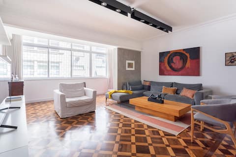 Colorful Art-Inspired Retro Chic Apartment