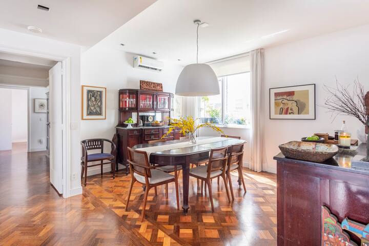 Colorful Art-Inspired Retro Chic Apartment gallery image 3