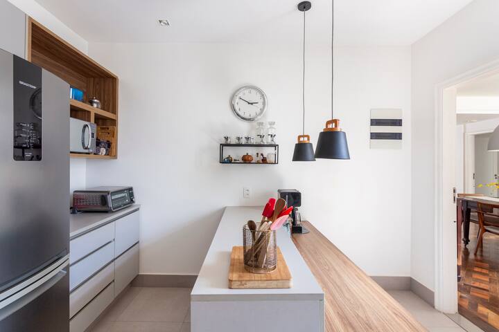 Colorful Art-Inspired Retro Chic Apartment gallery image 4