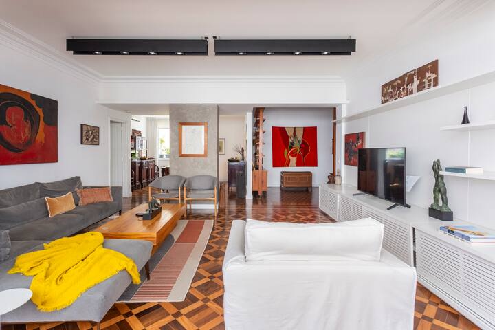 Colorful Art-Inspired Retro Chic Apartment gallery image 2