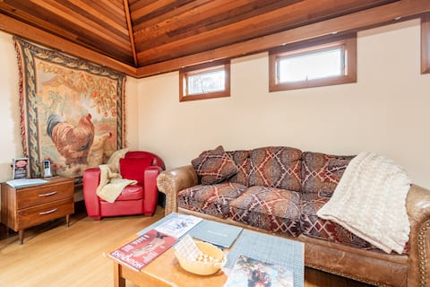 Top Airbnb: Romantic hot tub cottage. Hiking/breweries nearby. in Phoenicia