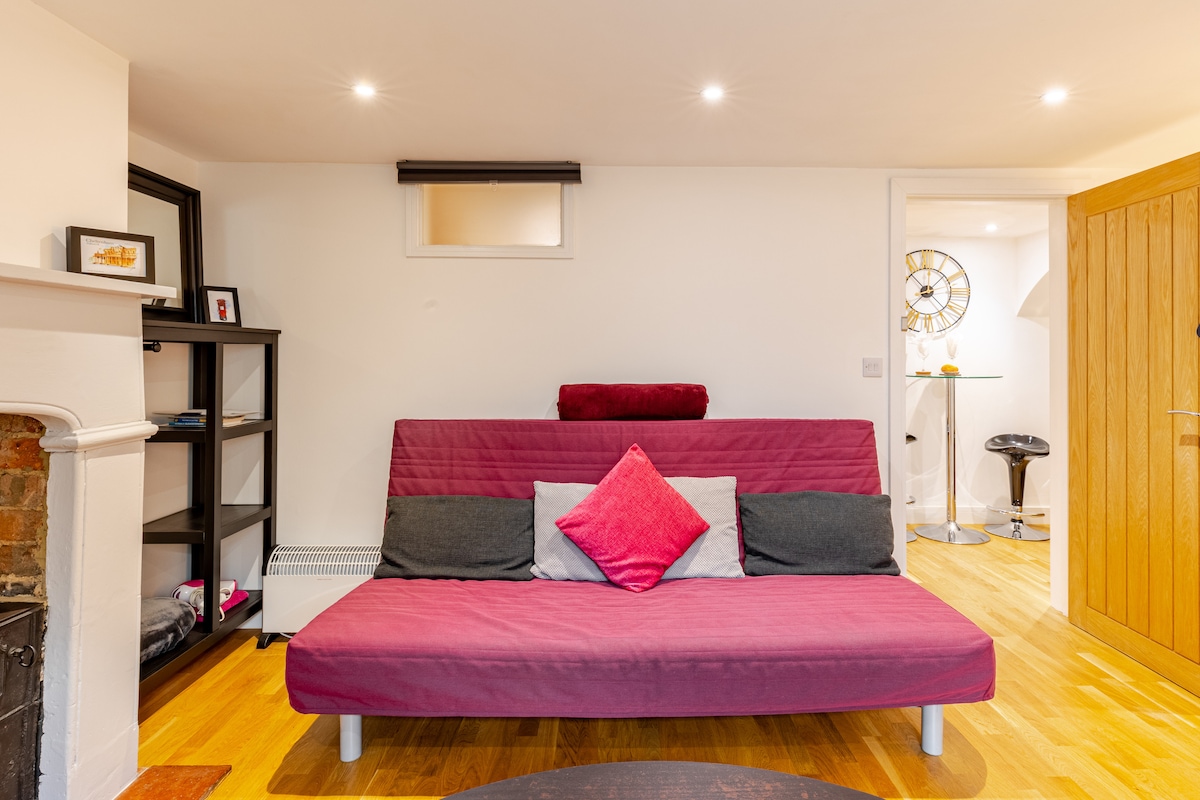 Top performing Airbnb: Charming boutique suite in Cheltenham town in Cheltenham