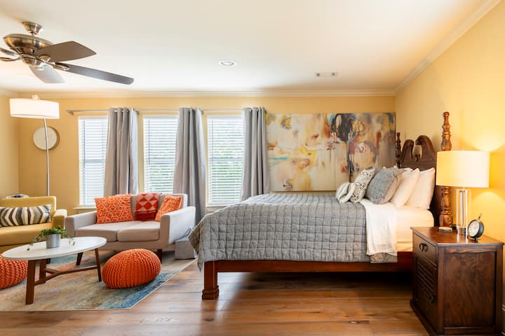 Détendez-vous dans le style et le confort : une chambre sereine et un espace de vie chic, éclairée par la lumière naturelle mais équipée de rideaux occultants. Parfait pour se reposer après les rendez-vous au centre médical ou se détendre après avoir exploré les attractions voisines de Houston.