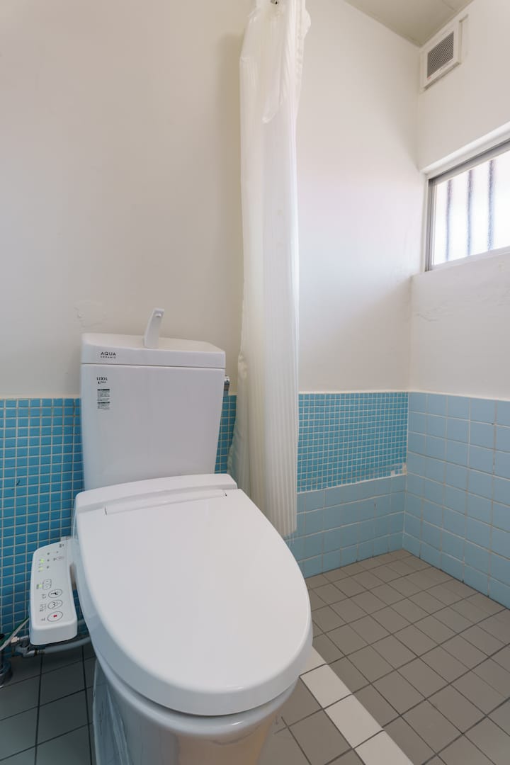 トイレとシャワーユニット。シャワーとトイレはカーテンで仕切っています。バスタブはございません。
トイレとシャワーのユニット。 シャワーとトイレはカーテンで区切られています。 バスタブはありません。