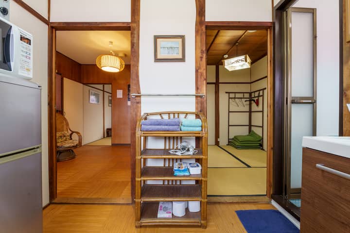 キッチンは三つの部屋につながっています。左手は洋室に、右手はサブ和室に、右側面のドアはトイレ・シャワールームになります。
キッチンは3つの部屋につながっています。 左側は洋室、右側は和室、右側のドアはトイレ・シャワールームです。