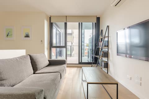 Top Airbnb: 2 King Beds | 2 Bath+ Parking near Sth Melb Market in South Melbourne