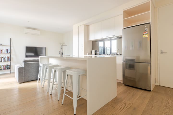 Super Clean 2x King Bed 2x Bathroom with Parking!