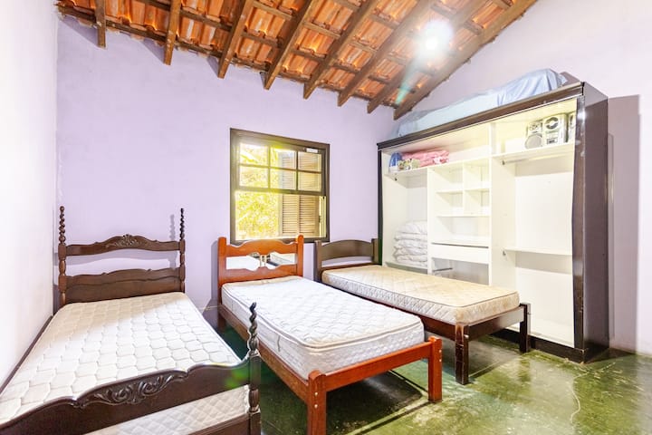 ห้องสวีทพร้อมเตียงเดี่ยว 3 หลังและโซฟาเบดคู่ 