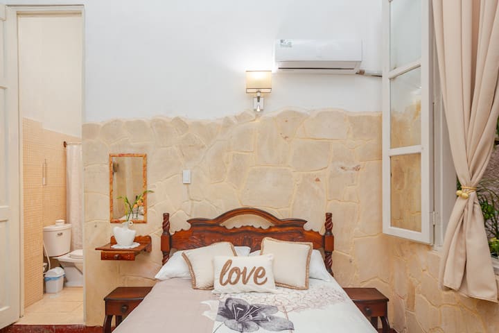 غرفة واسعة بمساحة 20 مترًا مربعًا، مصممة لرفاهيتك وهدوءك. حمام خاص. نظام تكييف هواء قوي. آمن لأشياءك الثمينة. ميني بار للاسترخاء في جميع الأوقات. تلفزيون ومروحة.