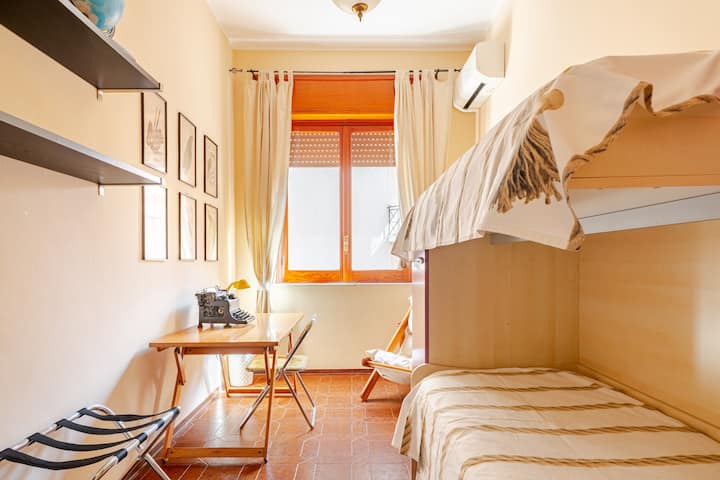 Una cameretta con scrivania e tre posti letto (cassetto, castello) sarà ideale per i ragazzi amici o figli.