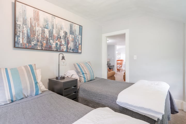 Chumba cha kulala cha pili kina vitanda viwili vya mtu mmoja, makabati mawili madogo na kiti cha dirisha. 