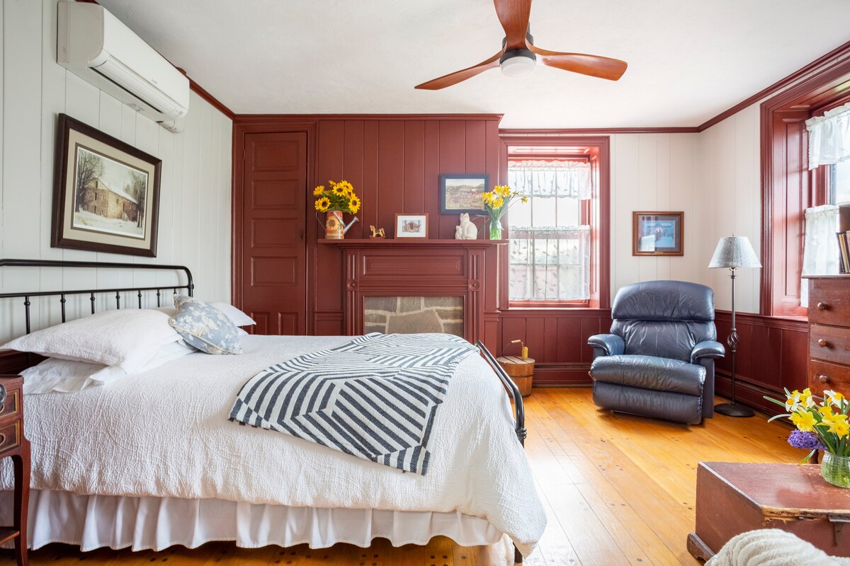 Მთავარი საძინებელი 152 × 203 სმ ზომის საწოლით