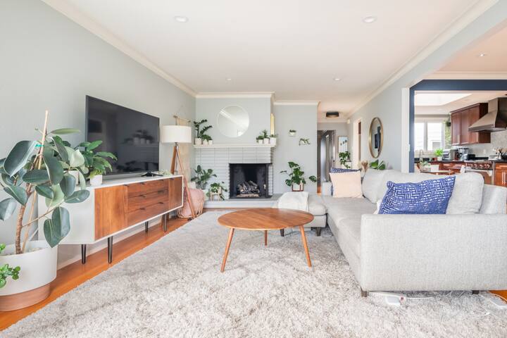 Sweeping City Views From a Modern House in the Center of SF gallery image 3