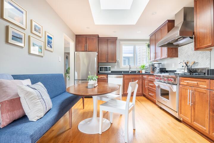 Sweeping City Views From a Modern House in the Center of SF gallery image 4