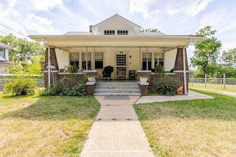 Bring the Pets 3 bed/1.5 bath Close to Everything