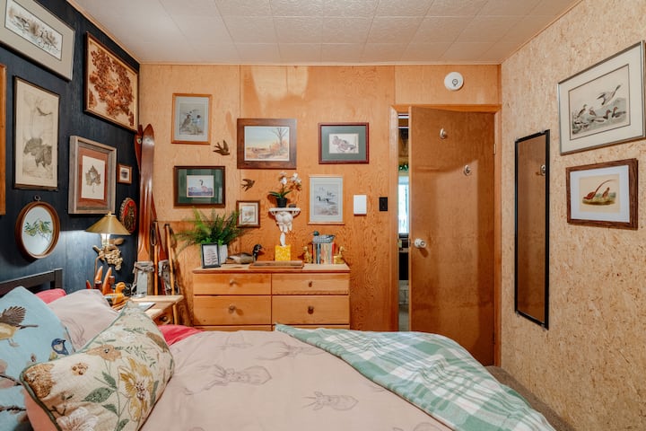 Nosso quarto Bird foi decorado com o charme de uma cabana vintage e obras de arte locais de Pocono, além de obras de arte vintage colecionadas.