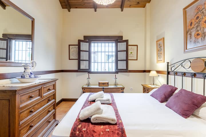 Hlavná spálňa s manželskou posteľou 135 x 180 cm.