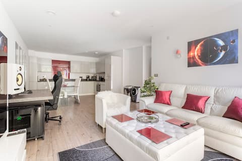 Large 2 Bedroom Central London Luxury Apartment