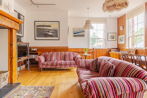 Popular Airbnb listing: Beautiful apartment in atmospheric Staithes Chapel in Loftus