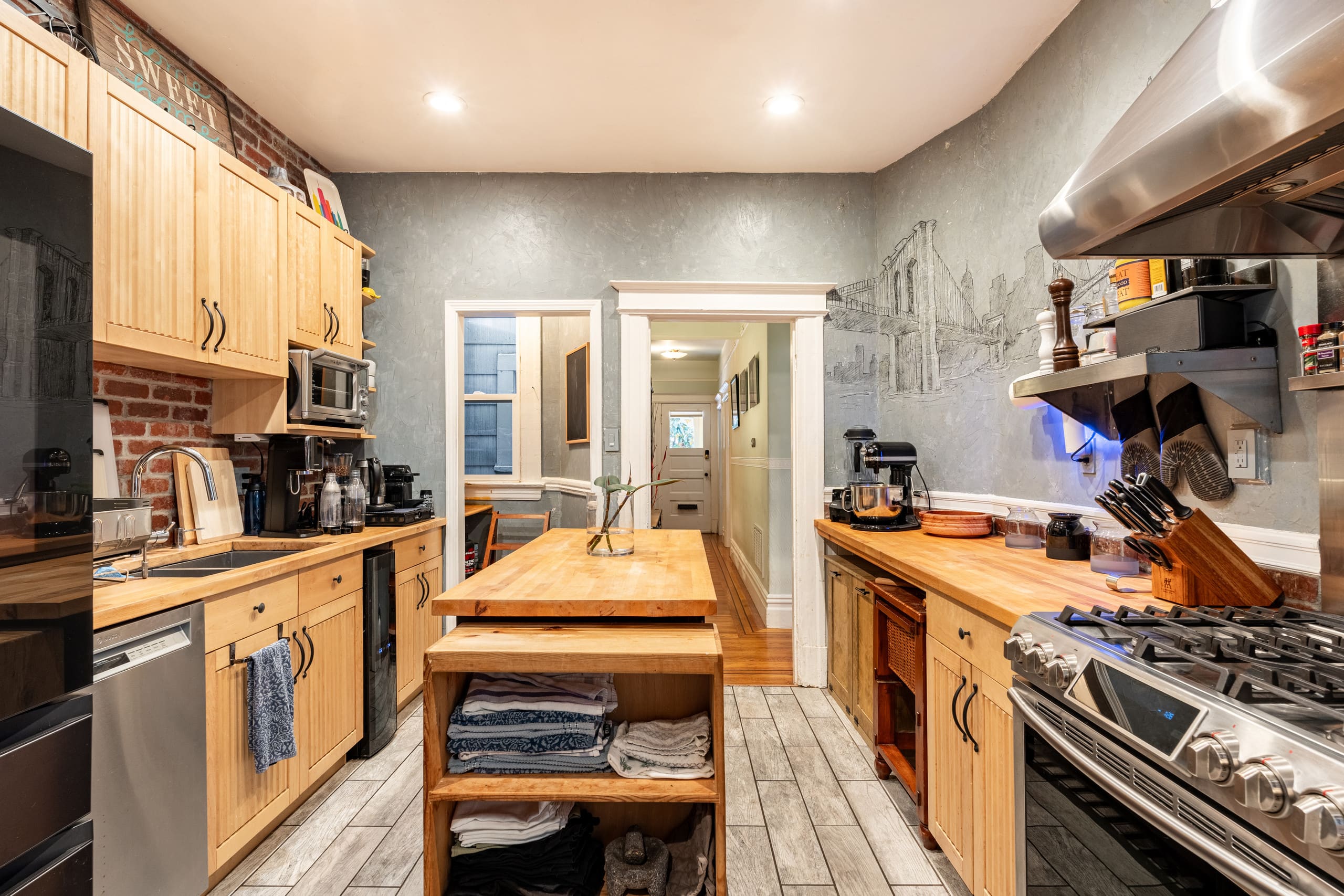 Home in San Francisco · ★4.98 · 2 bedrooms · 3 beds · 1.5 baths - Image 10
