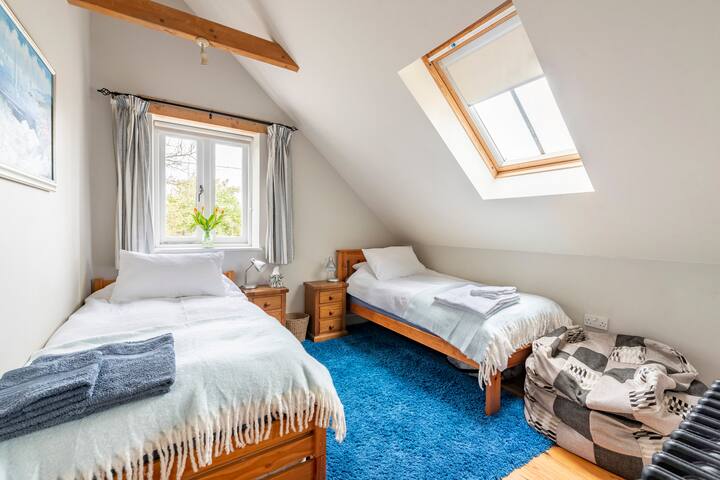 فرشات مريحة جدًا من إسفنج الذاكرة، جيدة للبالغين أو الأطفال.