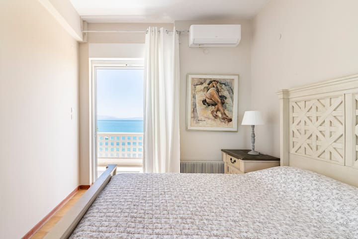 Ова е главната спална соба во домот. Има поглед на море од вратата на балконот и внатрешна бања, како и нов клима уред од енергетска класа А++ +