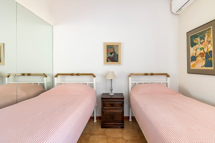 Два оригинални антички кревета со нови анатомски душеци се наоѓаат во третата спална соба од куќата со поглед кон градината. Собата  има нов технолошки клима уред