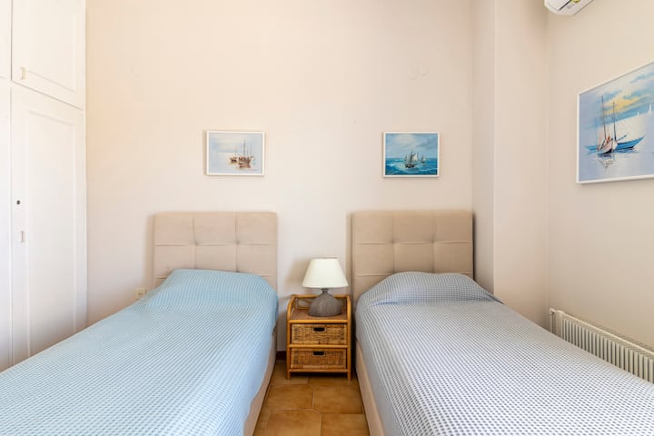 Сосема нови единечни кревети кои може да се спојат и да станат еден брачен кревет по барање на гостите