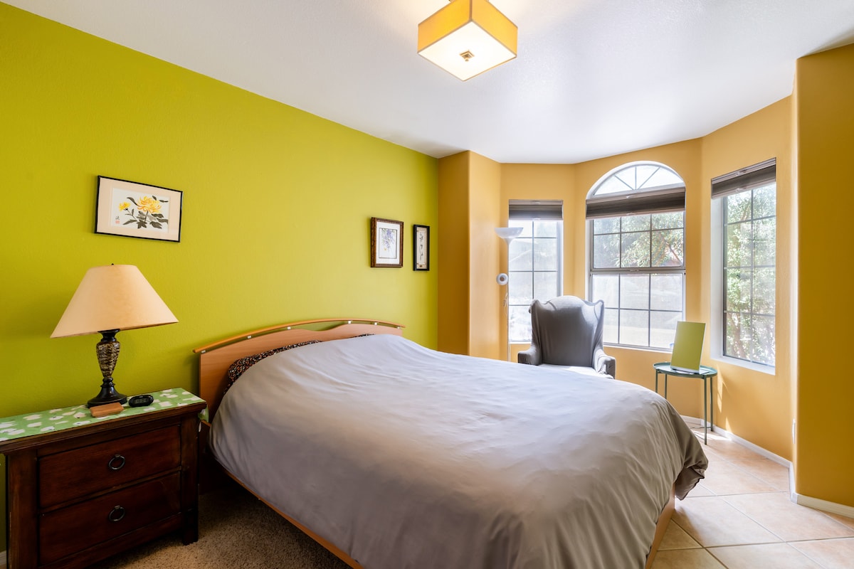 Просторна спалня с кът за сядане