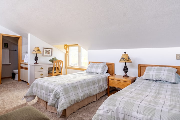 2 единични легла и допълнителна постелка с 2 отделни легла. 3/4 баня. С изглед към жилищното пространство