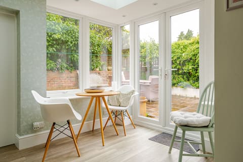 Orchard Leigh, spacious house with private drive