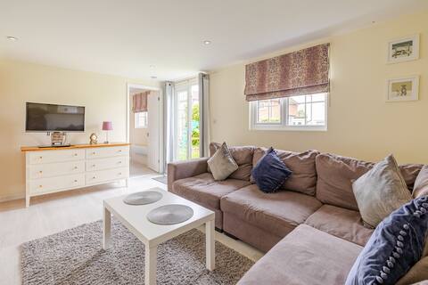 Successful Airbnb property: Cosy Garden Cabin in Surrey Heath