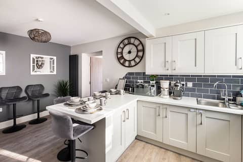 Luxury house with 4 ensuite bedrooms, free parking