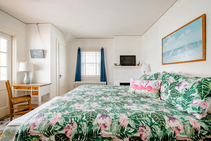 غرفة النوم رقم3 مع شرفة في الطابق العلوي.