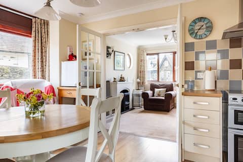 Caxton Cottage, in the heart of Windermere village