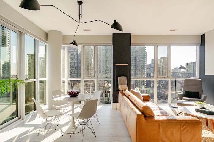 Luxury King West 3BR Penthouse-City View & Parking
