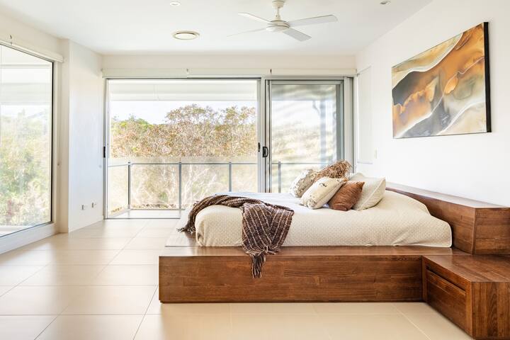 Beautiful Modern Beach House Coolum /Yaroomba Bch gallery image 3