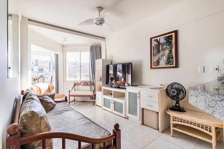 Room with 42 inch cable TV, sofa bed (2 single beds), blackout curtain 90% for the privacy of those who sleep in the living room, floor fan, armchair with footrest, 220volts sockets. Extremely airy apartment (air circulates very)