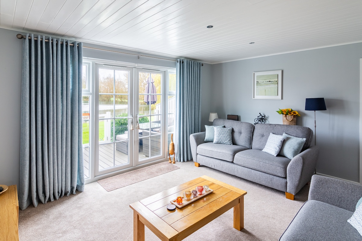 Top Airbnb: Lovely Lakeside lodge for families and friends in South Cerney