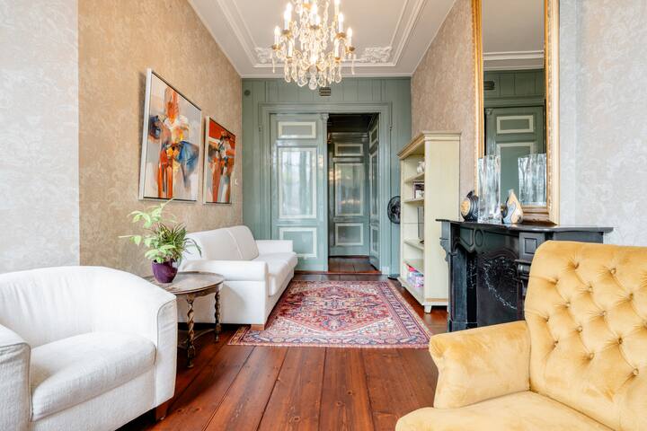 Historic canal house in the middle of De Jordaan! gallery image 4