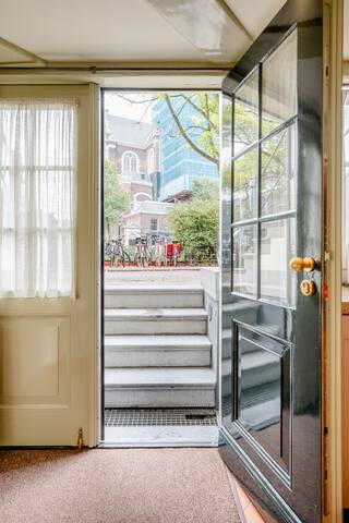 Historic canal house in the middle of De Jordaan! gallery image 3