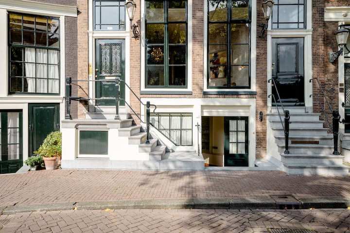 Historic canal house in the middle of De Jordaan! gallery image 2
