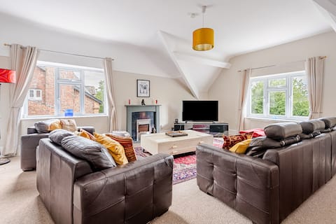 Popular Airbnb listing: Large apt, garden, Lark Lane, 2 miles City Centre in St Michael's